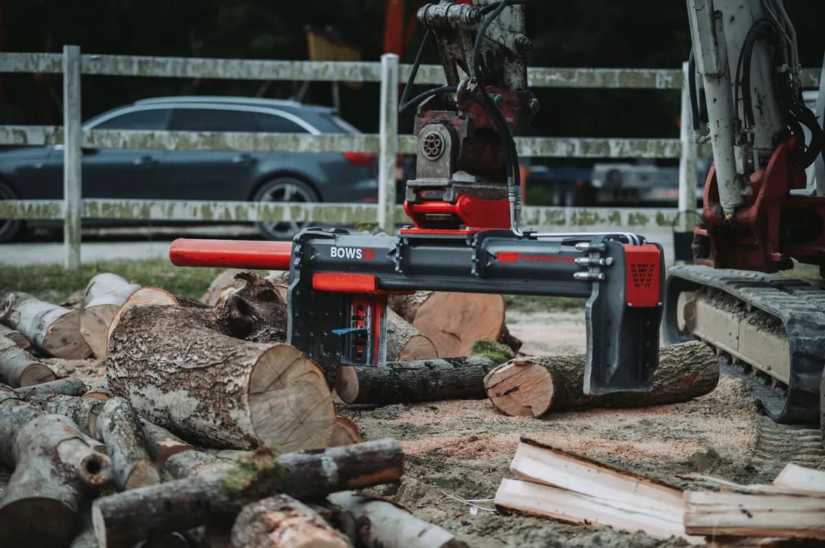 WoodSplitter BOWS 20 na bagru med rezanjem hloda na deblanju