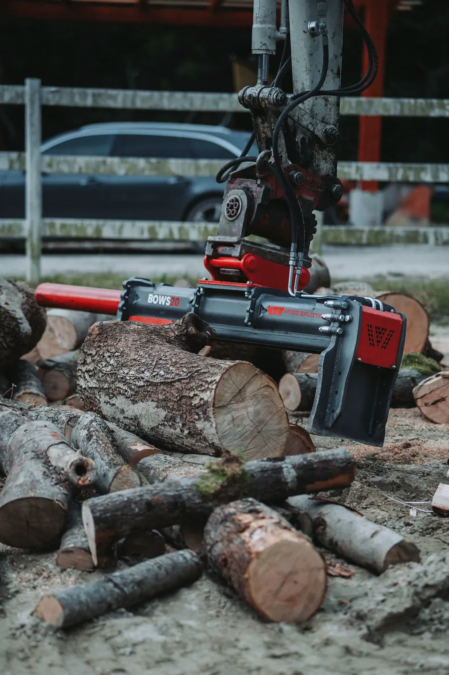 WoodSplitter BOWS 20 sredi razžagane hlodovine na terenu