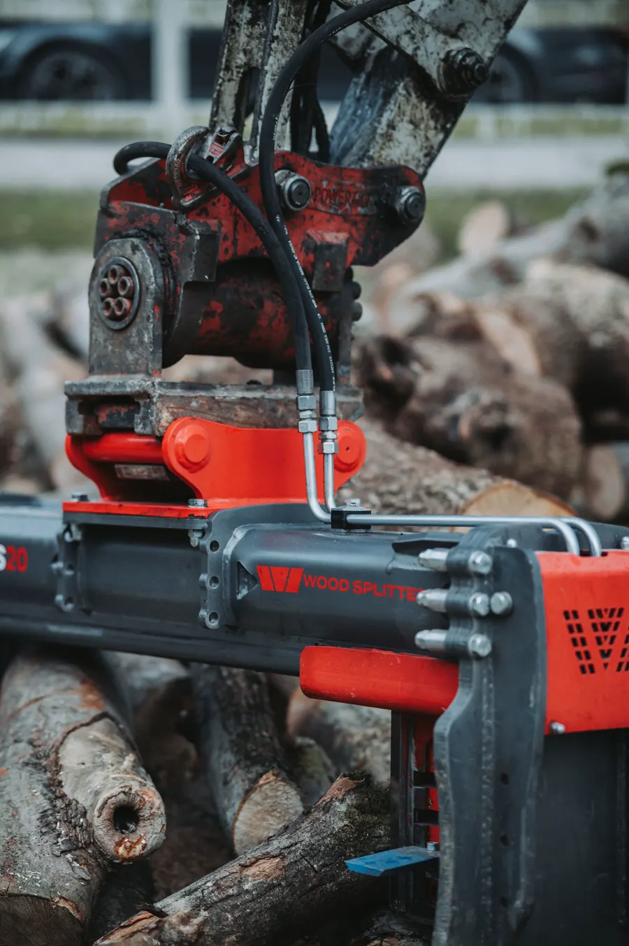 Detajl priklopa WoodSplitter BOWS 20 na roko bagra