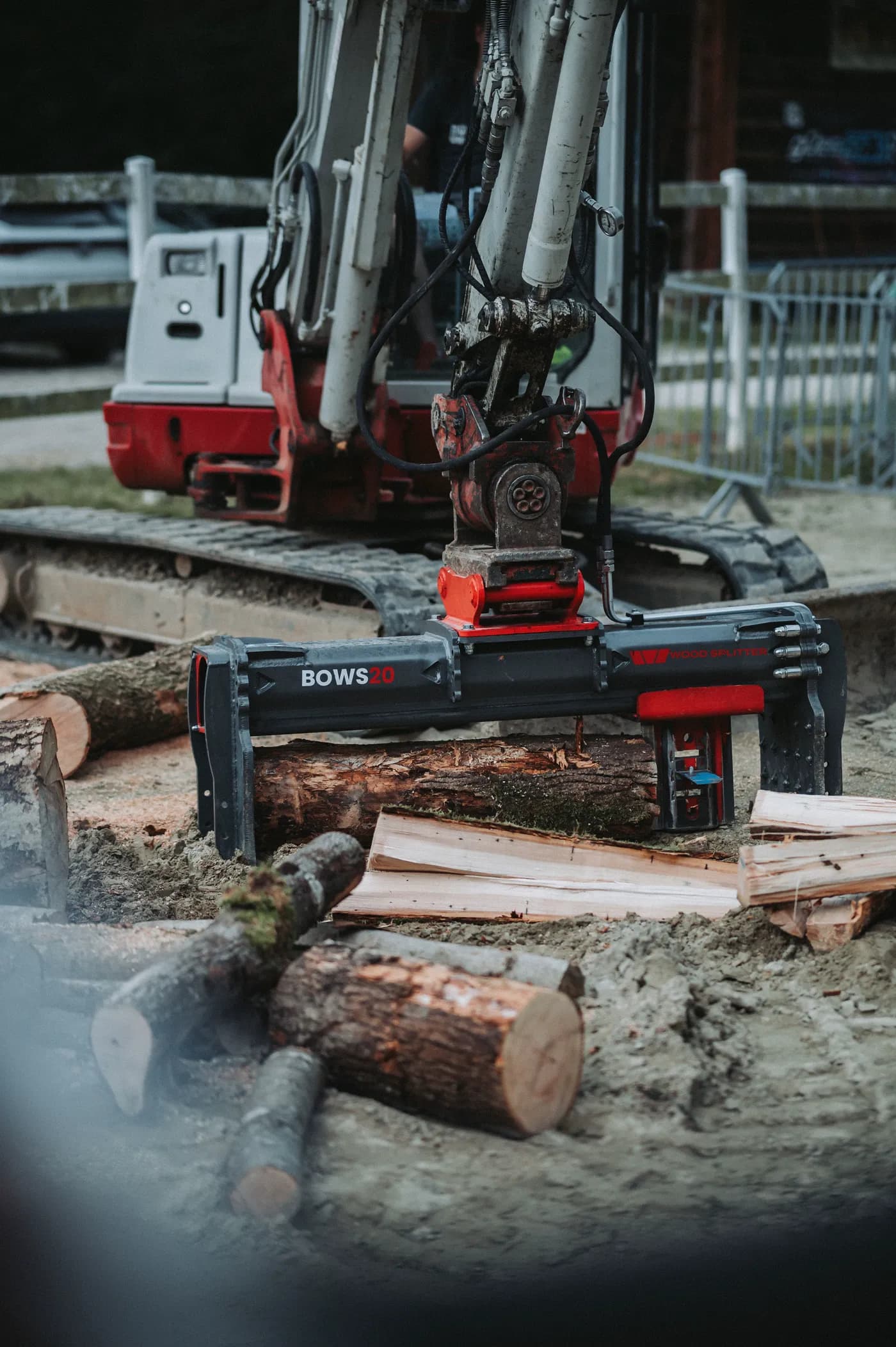 WoodSplitter BOWS 20 nameščen na bagru med cepljenjem hloda